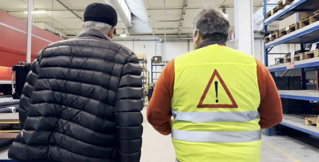Un consulente con il gilet ad alta visibilità e il titolare in reparto